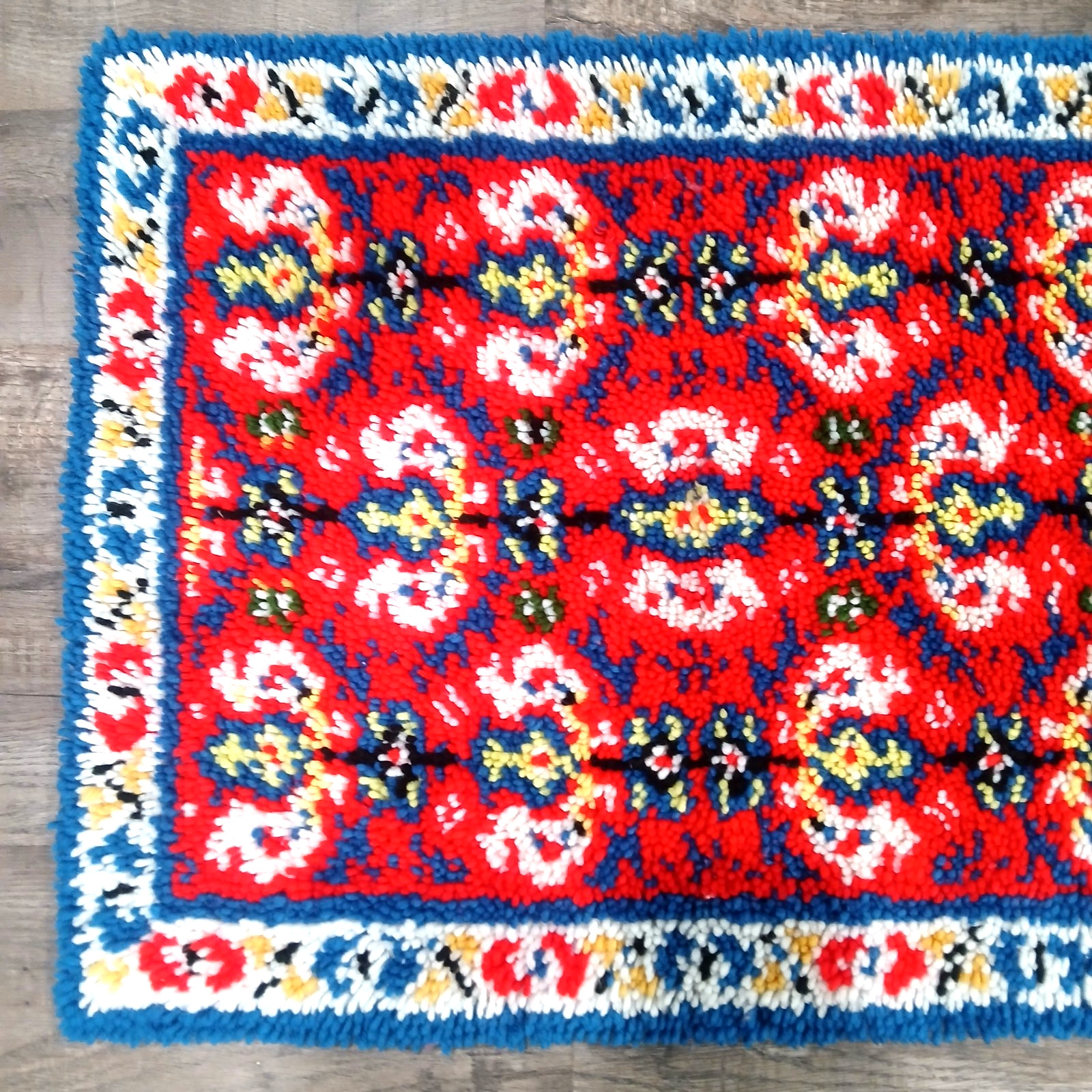 Vtg MCM Latch Hooked Rug Canvas Back Red White Blue 28×22″ Geometric Retro Nice