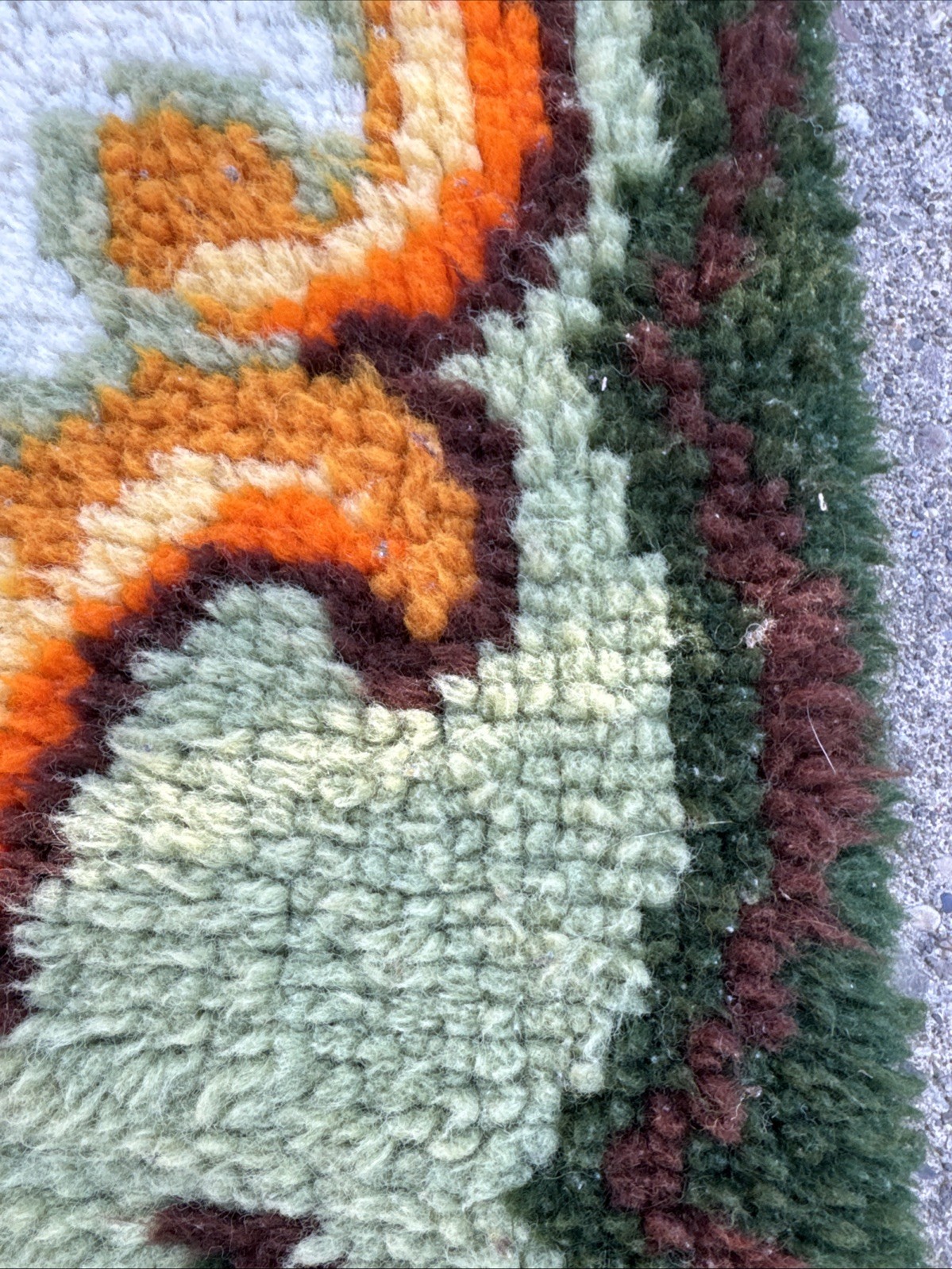 Vintage Shillcraft Ready Made Latch Hook Rug Floral Roses Scalloped Edge Retro