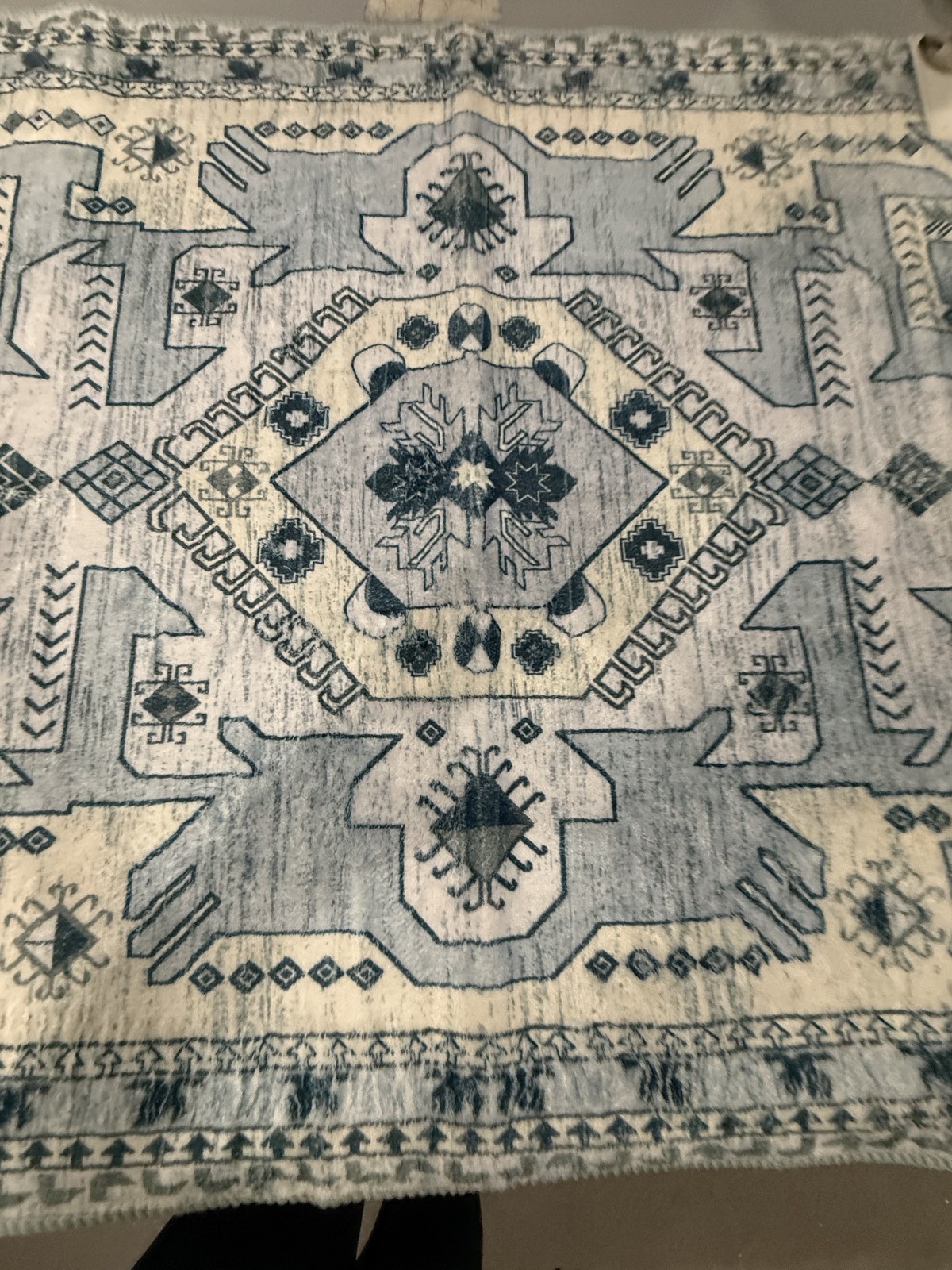 KATHY IRELAND HOME 27X45 FLANNEL WASHABLE RUG – BLUE WHITE BEIGE