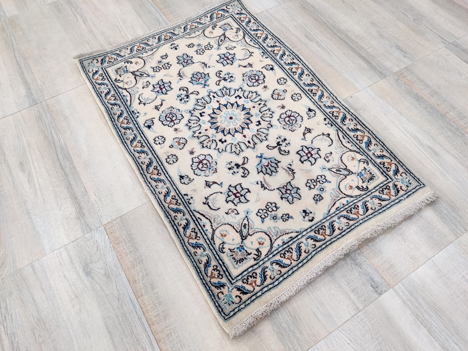 Traditional Hand Knotted Wool Rug Oriental Nain Medallion Rose Gold 2’7″ x 3’10”