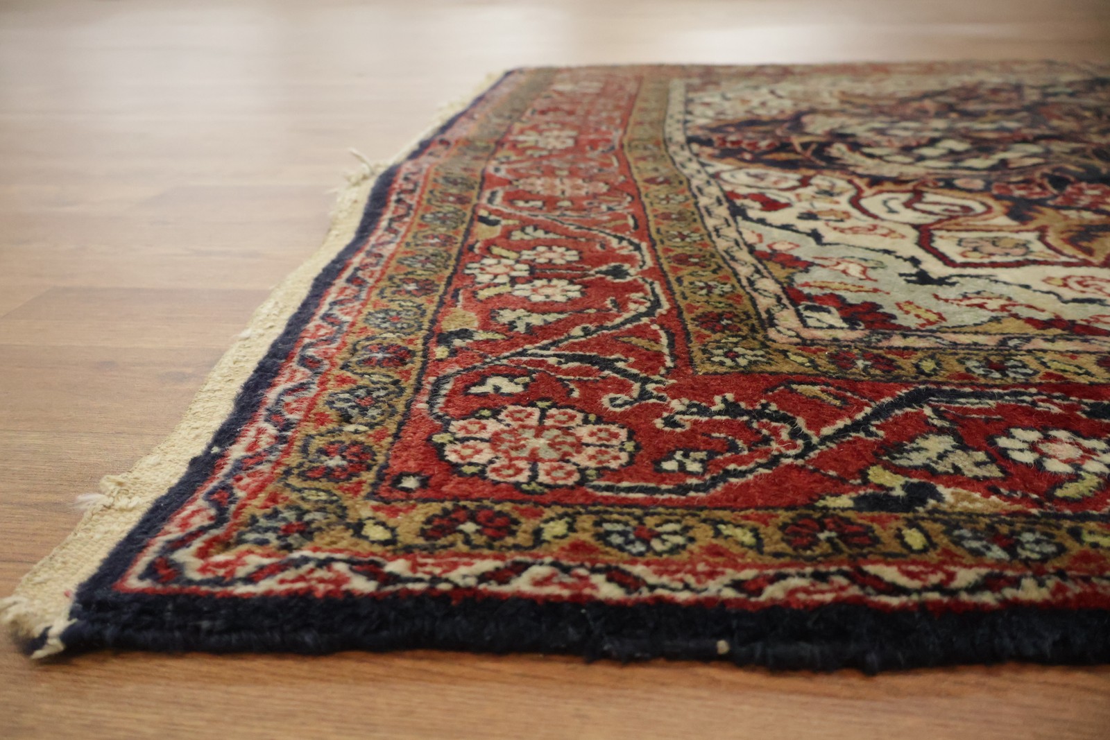 Classic Vintage Elegance in a Traditional 4×7 Blue Ivory Medallion Wool Rug