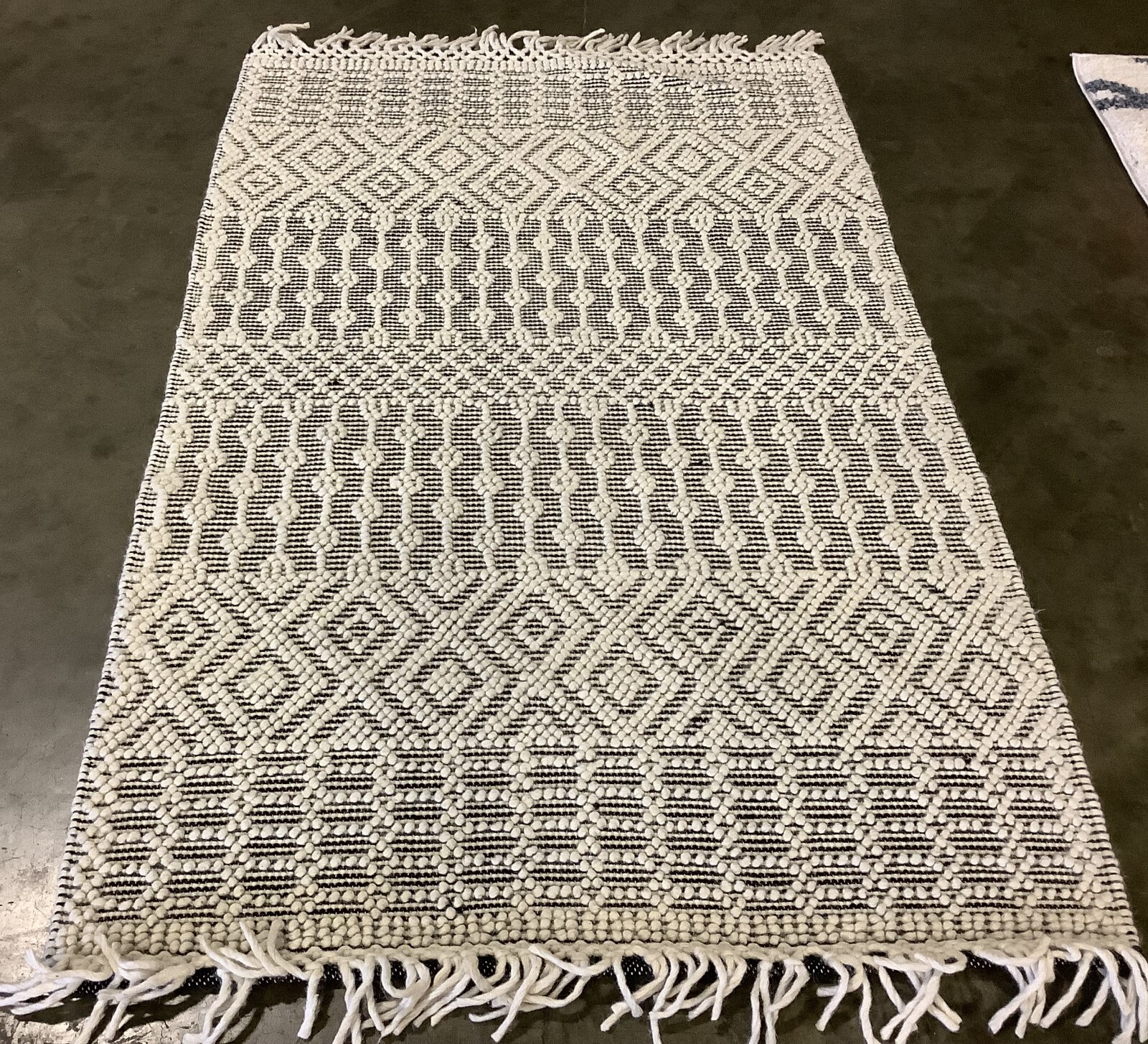 IVORY / BLACK 4′ X 6′ Flaw in Rug, Reduced Price 1172665804 NAT852Z-4