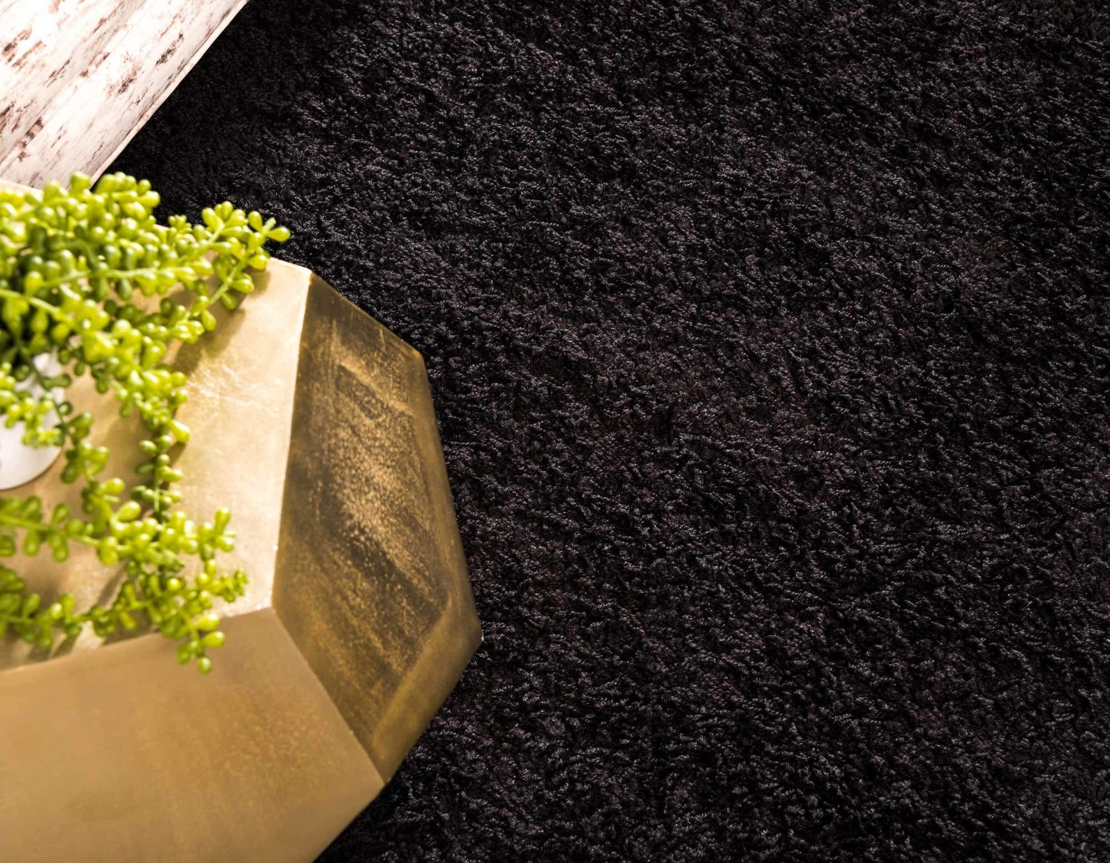 Solid Shag Collection Area Rug (5′ 1″ x 8′ Rectangle, Jet Black)