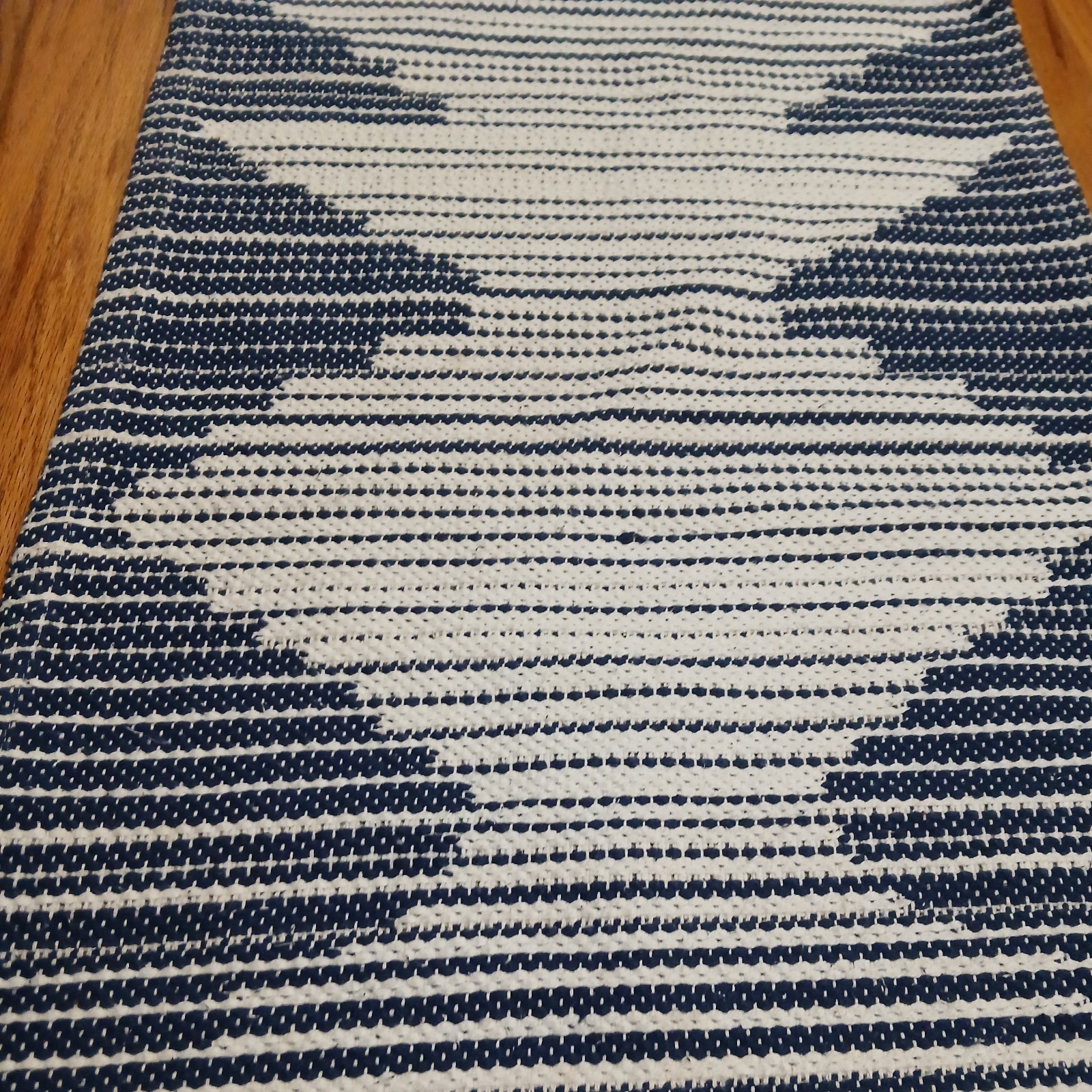 Damask Woven Accent Rug 1’8″ X 2’10” Navy/Off-White White