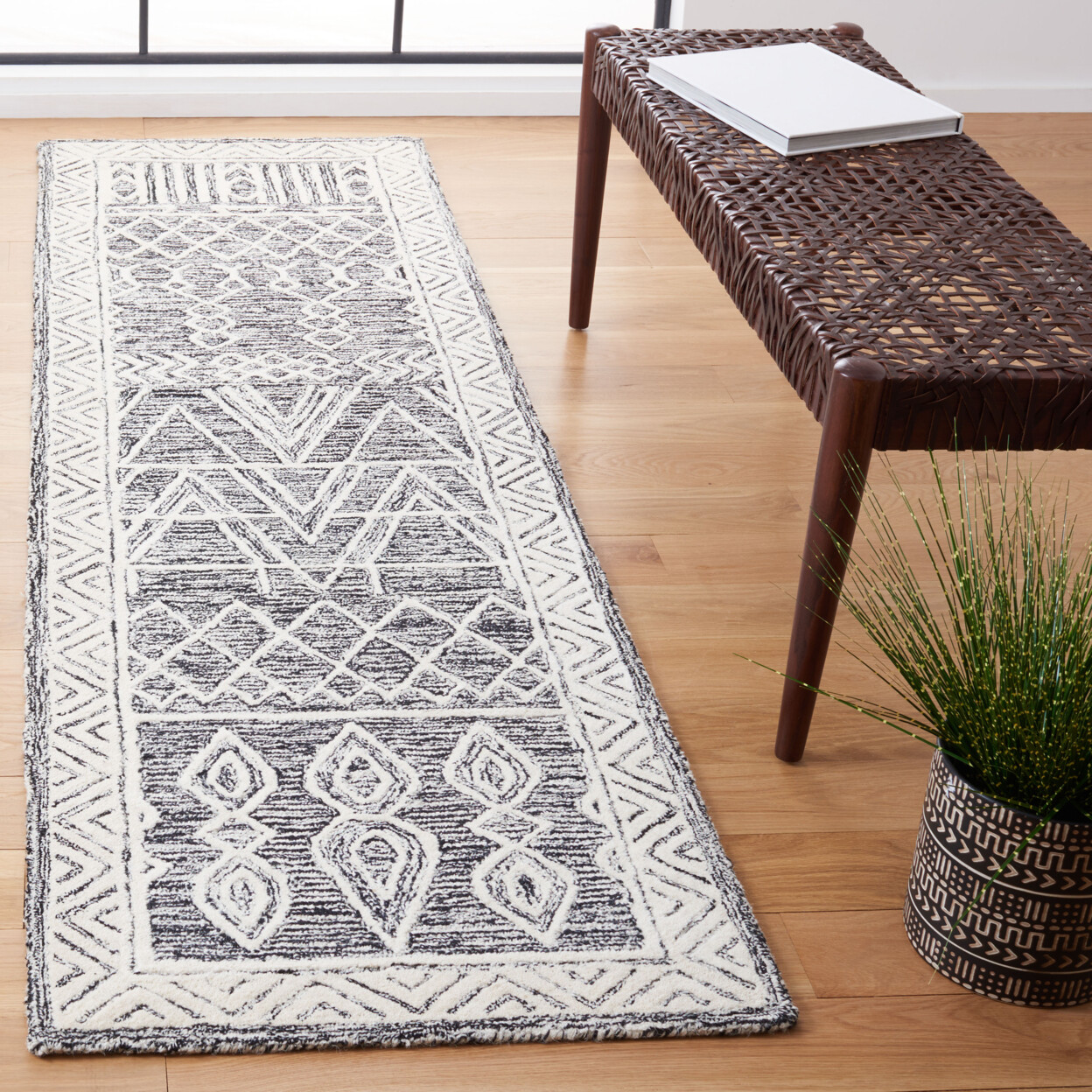 SAFAVIEH Abstract ABT558A Handmade Ivory / Black Rug