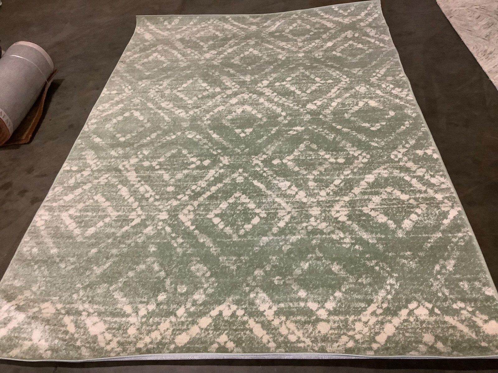 GREEN / IVORY 6′ X 9′ Flaw in Rug, Reduced Price 1172668091 ADR131Y-6
