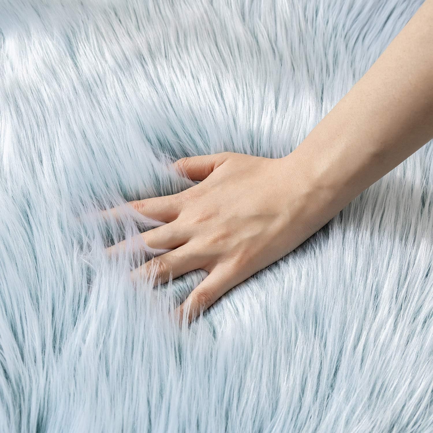 Durable and Soft Faux Sheepskin Rug – 4×6 Ideal for Living Rooms and Bedrooms