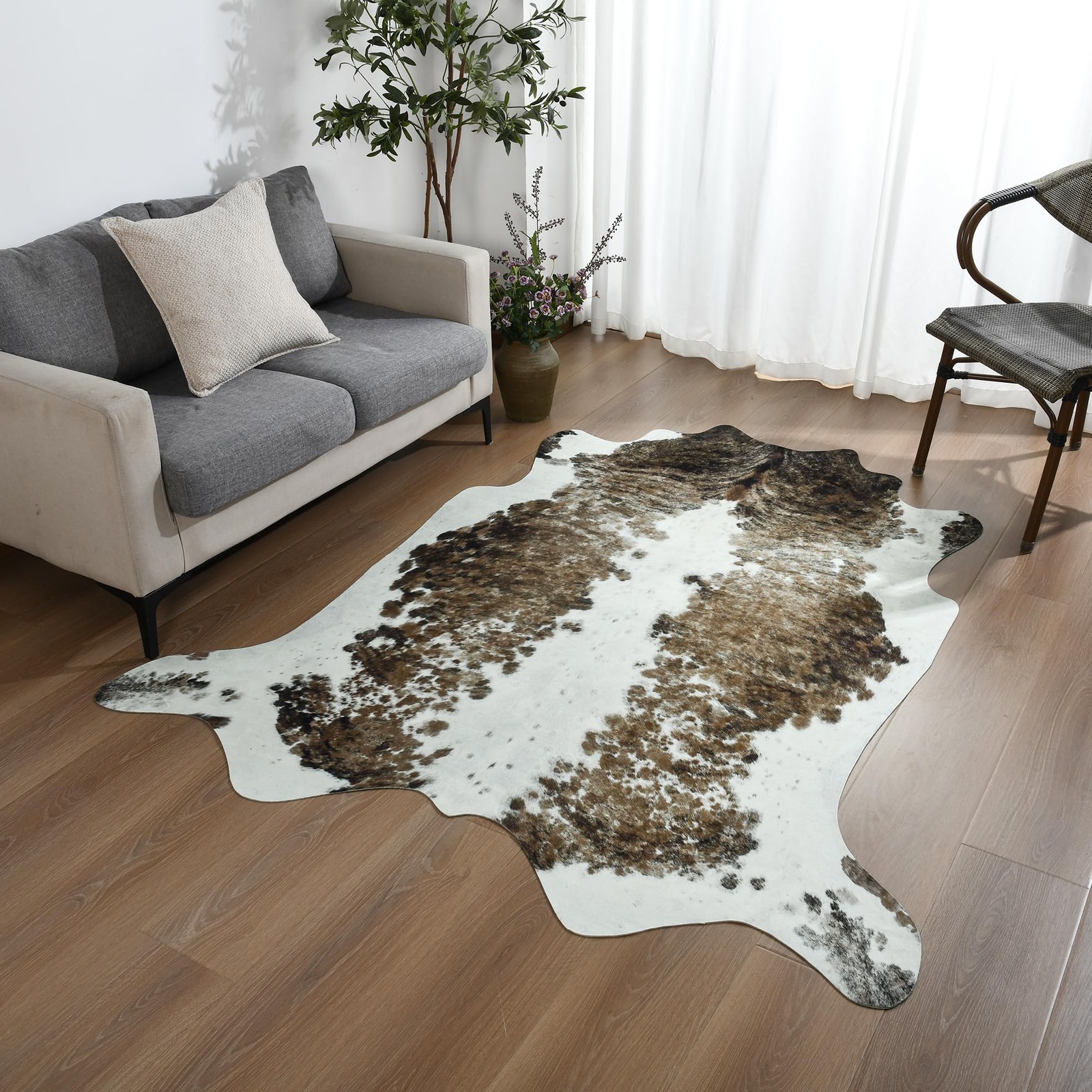 SUNYIWEI Faux Cowhide Rug 4.6×5.2 ft Living Room Bedroom Wall Non-Slip Camel Whi