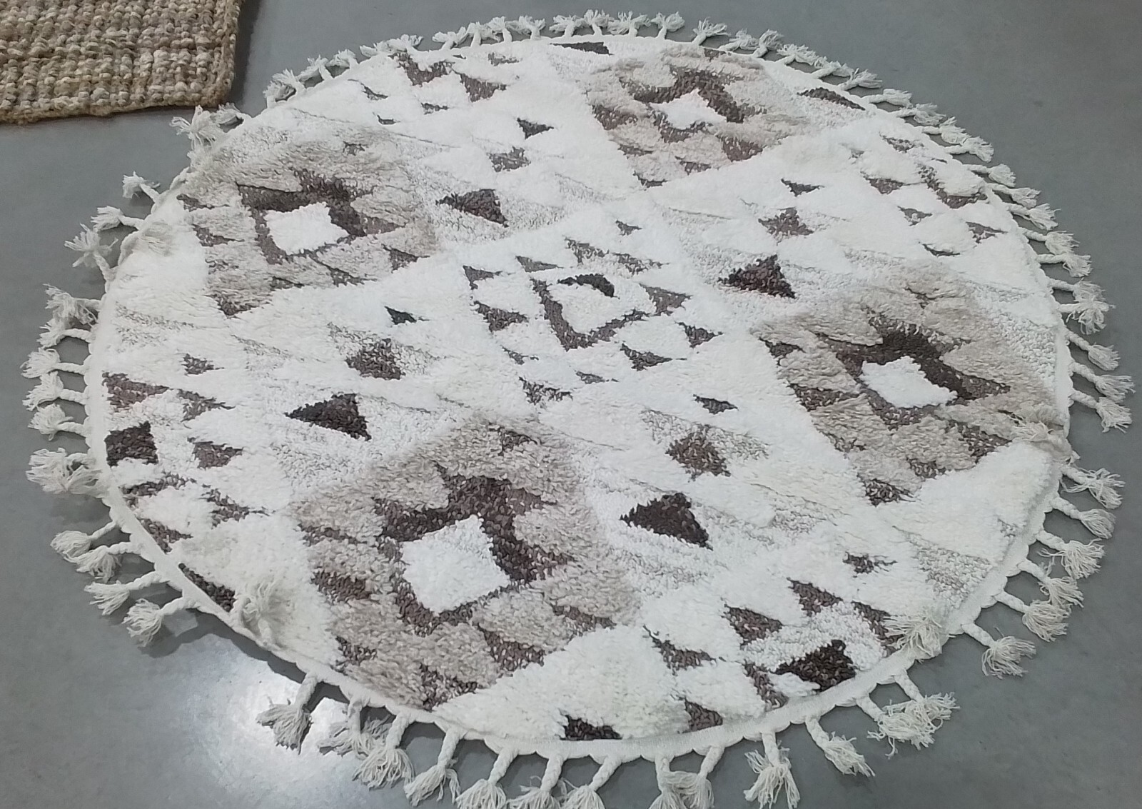 IVORY / BROWN 5′-3″ X 5′-3″ Back Stain Rug, Reduced Price 1172763535 MTS688A-5R