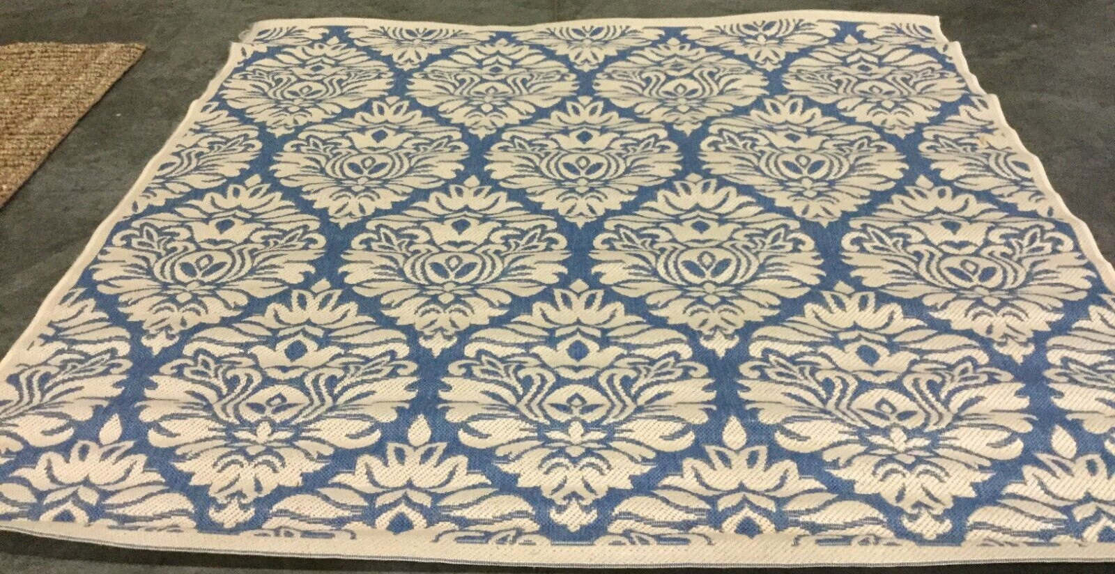 BLUE / CREME 6′-7″ X 6′-7″ Back Stain Rug, Reduced Price 1172661001 LND135M-6SQ