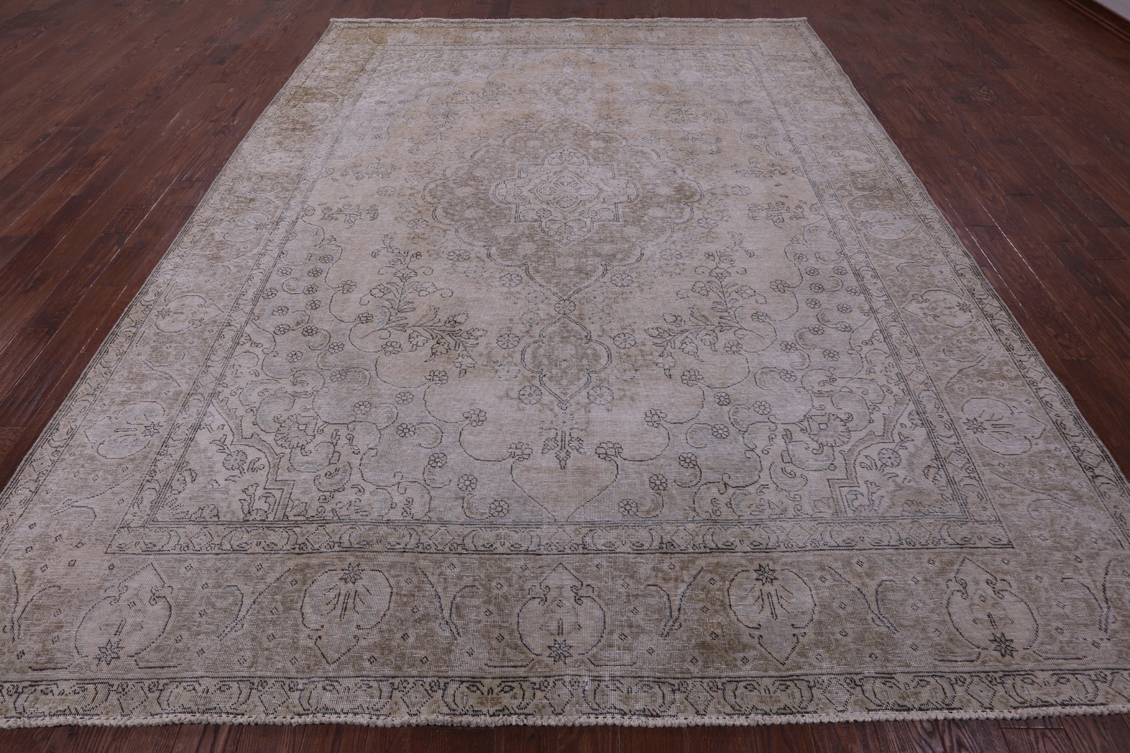 Handmade Vintage White Wash Rug 9′ 8″ X 12′ 3″ – Q18500