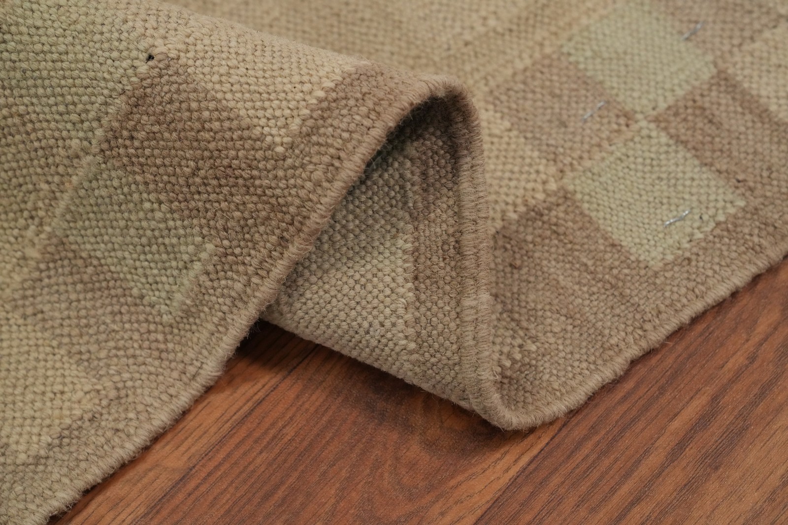 Subtle Earth Tone Flat-weave Kilim Rug 4×6 ft Ideal for Cozy Living Spaces