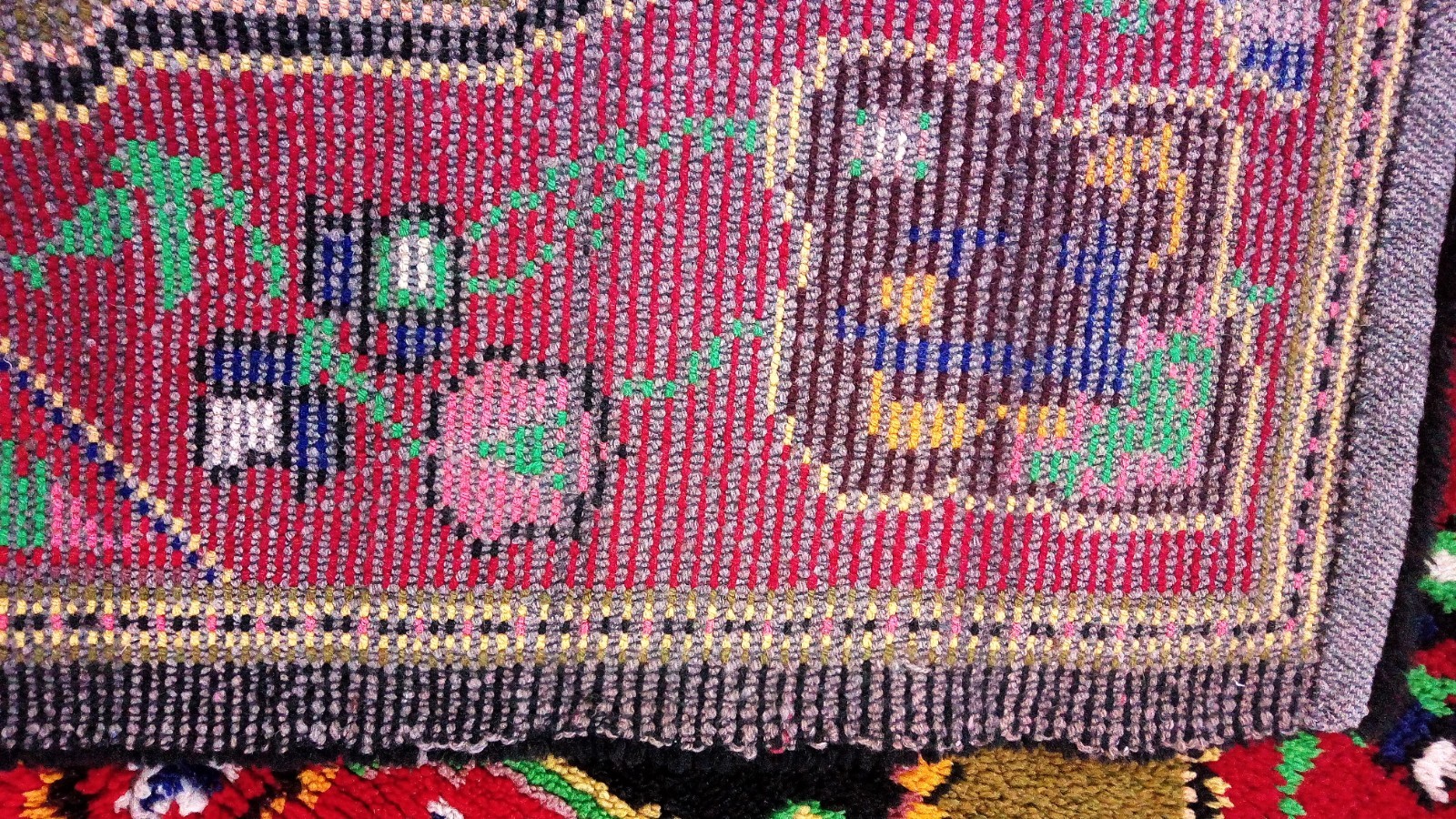 Beautiful woolen long-wave carpet with unique medallion.200x120cm.