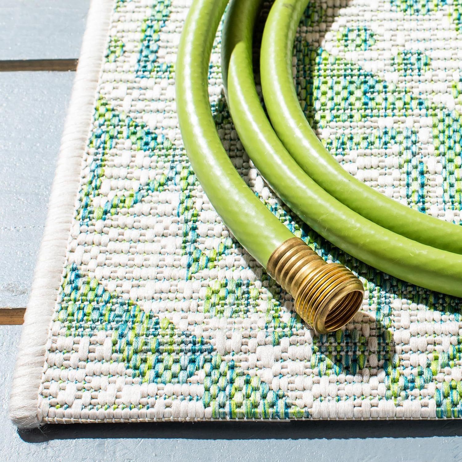 Washable Rug Outdoor Courtyard Collection – 4′ Square, Ivory & Green, Non-Sheddi