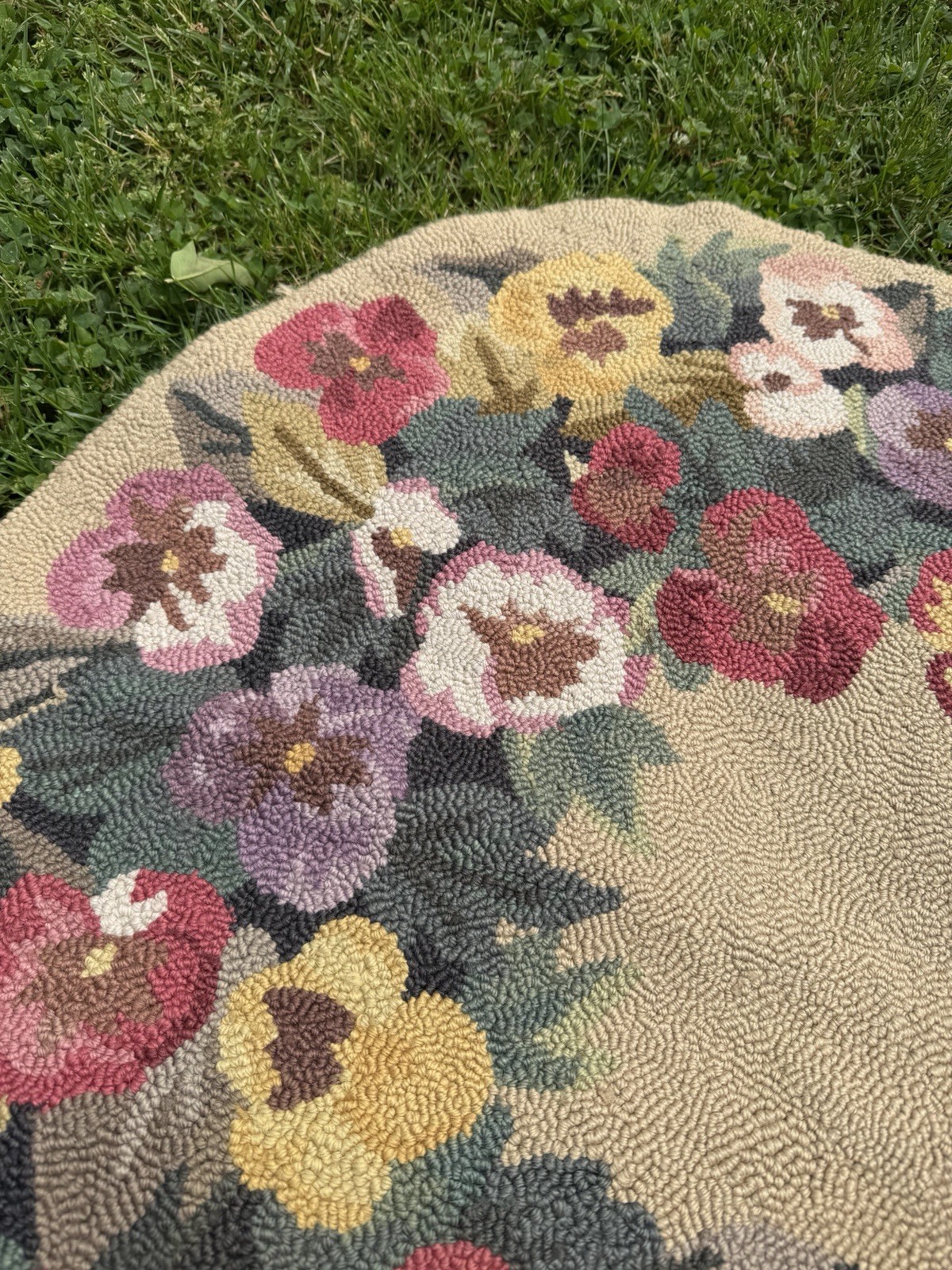 Round Wool Hand Tufted Area Rug French Floral Style Royal Palace Pansy Wreath