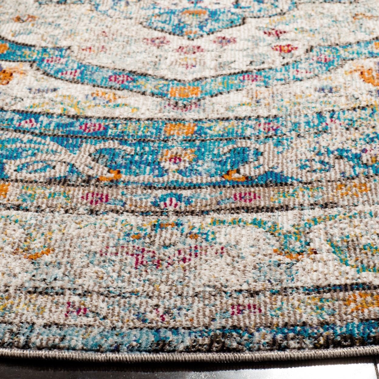 SAFAVIEH Aria Collection ARA106E Creme / Red Rug