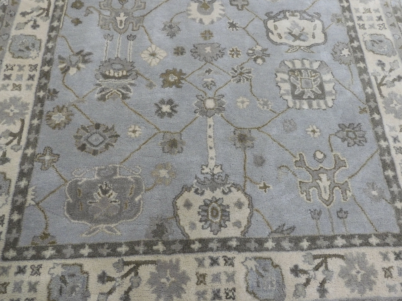 SILVER / CREAM 6′ X 9′ Damaged Rug Reduced Price 1172602942 ROY633A-6