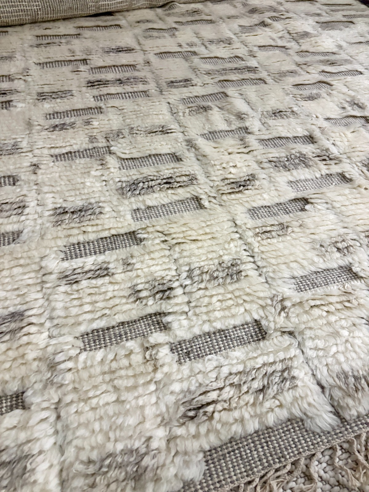 Designer 100% Wool 6×9 Textured Grey and White Area Rug (Ashley Stark Home)