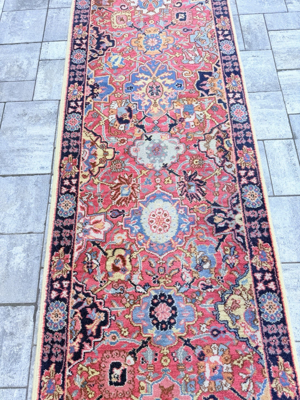 2.6×12 KARASTAN WILLIAMSBURG KIRMAN VASE 557 100% WOOL RUG – VERY GOOD CONDITION