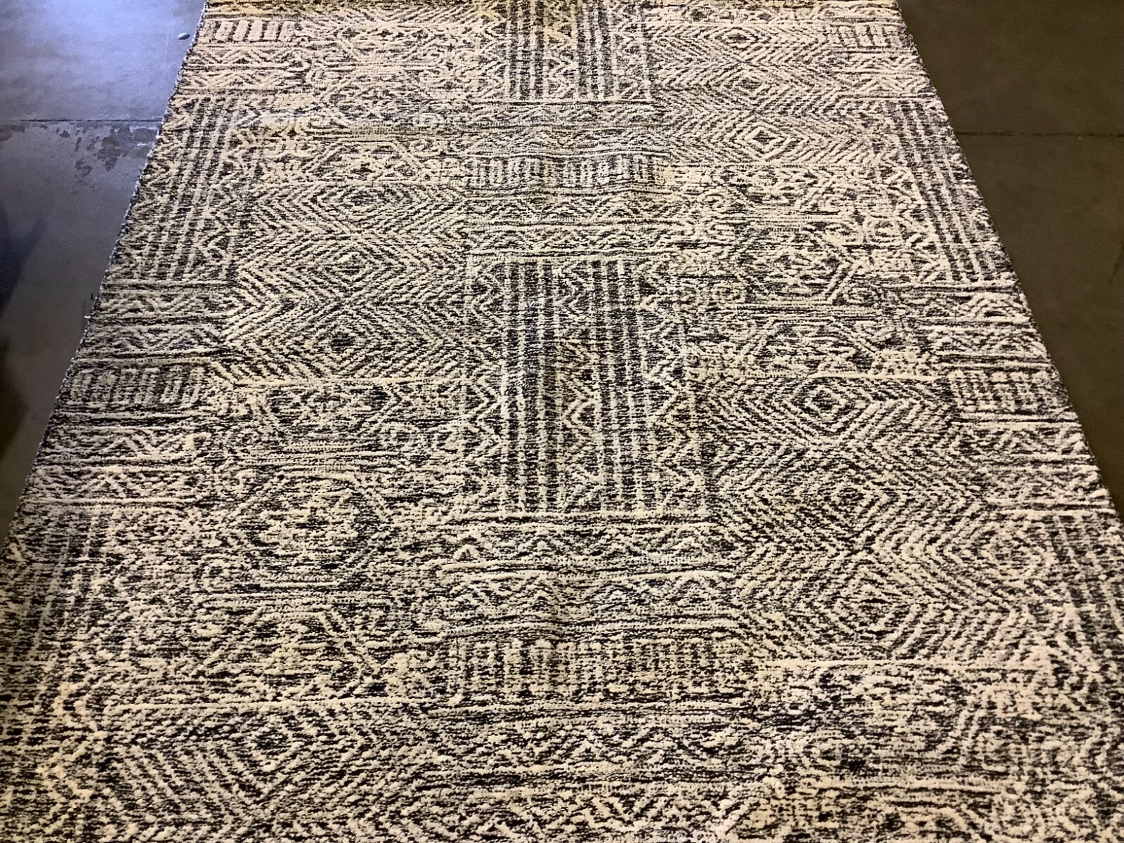 BLACK / IVORY 5′-0″ x 8′-0″ Back Stain Rug, Reduced Price 1172673918 ABT225Z-5