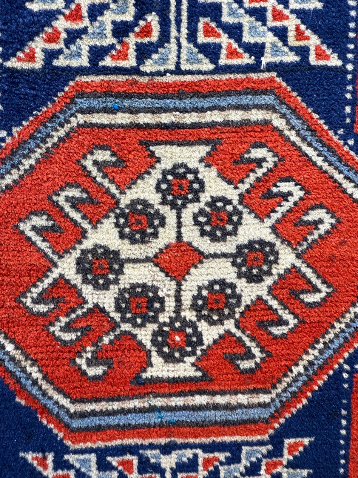 Vintage Fabulous Hand Knotted Azerbaijan Wool Rug Carpet Floor Covering 142x86Cm