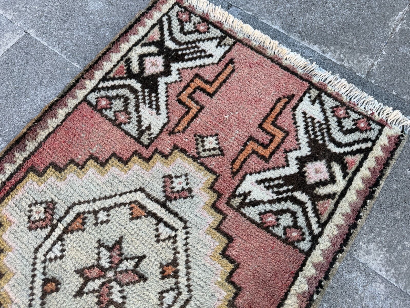 Vintage Turkish Mini Accent Rug 1.8×3.2 ft Rose Black Geometric Door Mat