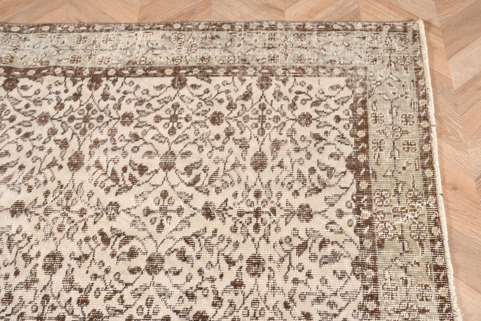 Turkish Vintage Rug 3,8×6,6 ft (117×200 cm), Brown Floral Rug