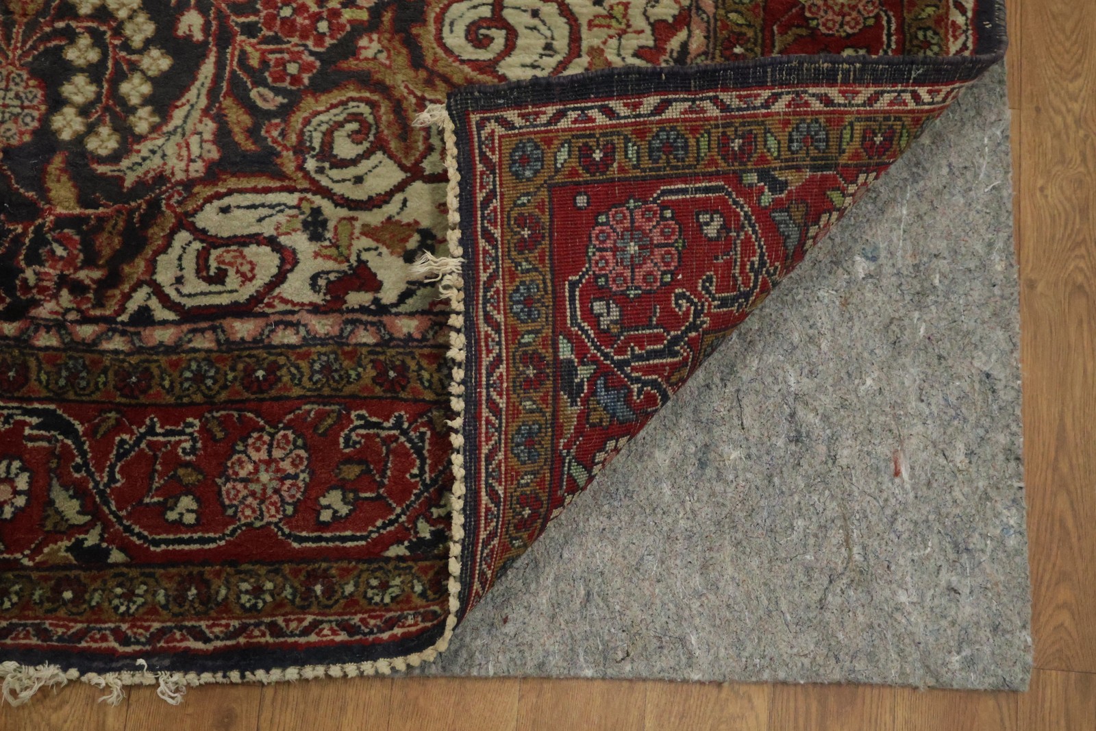 Classic Vintage Elegance in a Traditional 4×7 Blue Ivory Medallion Wool Rug
