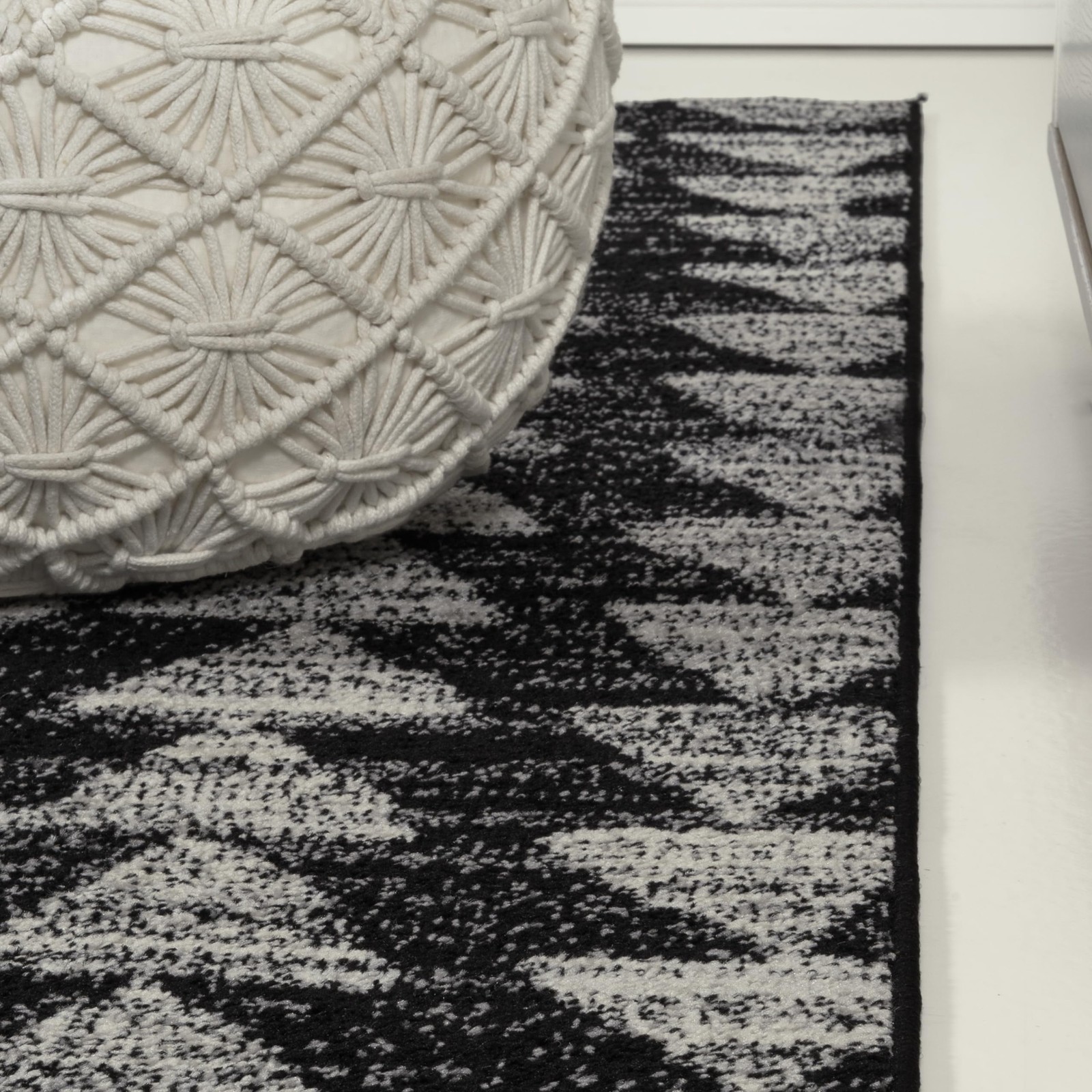 Jonathan Y Aisha Moroccan Triangle Geometric Black/Cream Indoor Area Rug 3X5