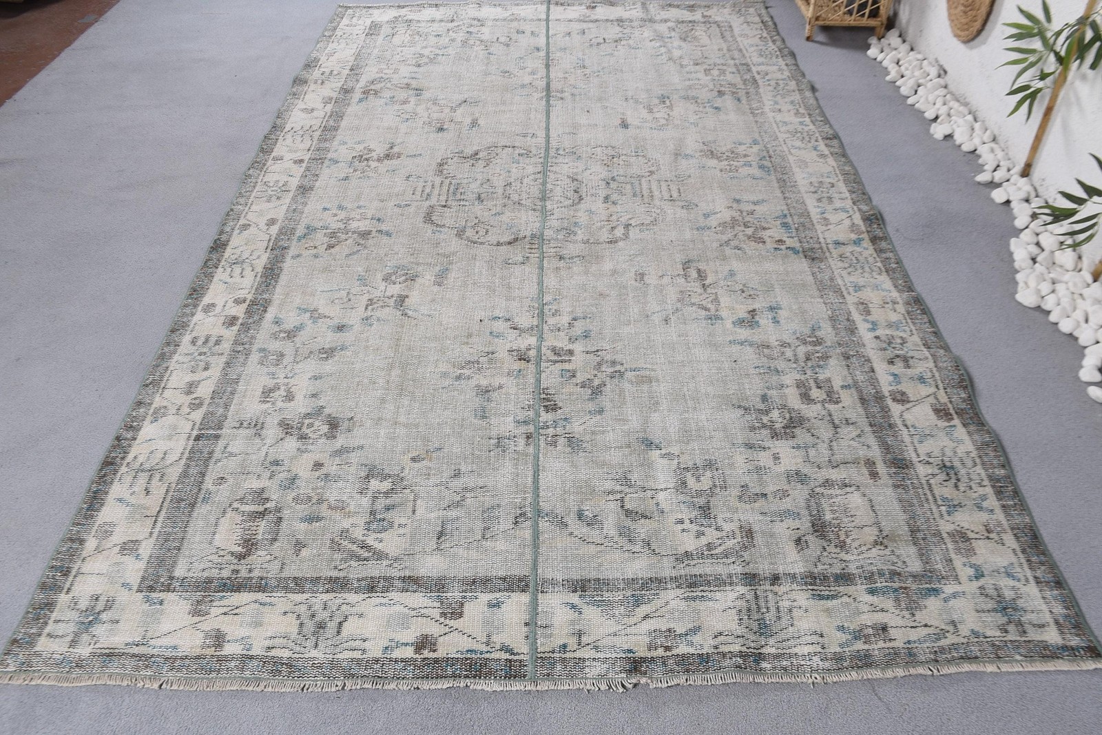 Vintage Turkish Rug 5,7×9,5 ft (175×290 cm), Gray Bordered Wool Rug