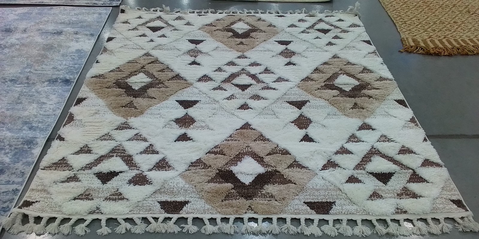 IVORY / BROWN 6′-7″ x 6′-7″ Flaw in Rug, Reduced Price 1172793072 MTS688A-7SQ