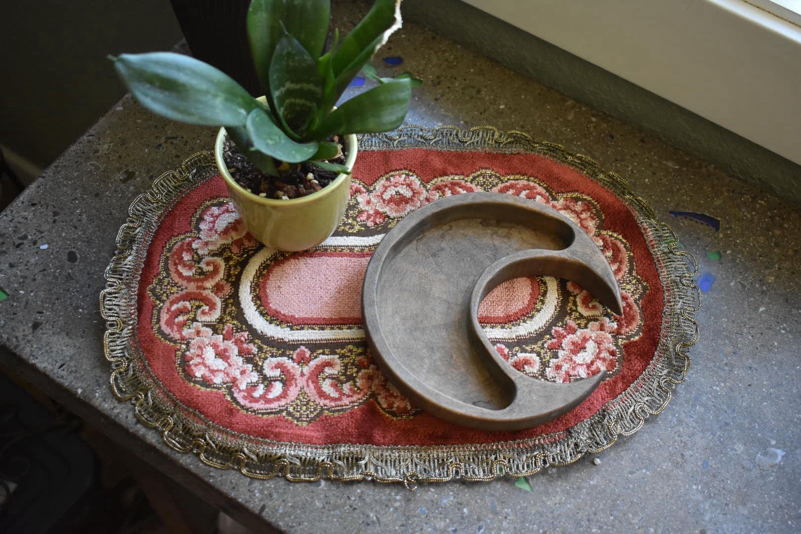 Vintage Oval Floral Rug With Metallic Gold Trim 17″x13″ Red Pink Brown Accent Ma