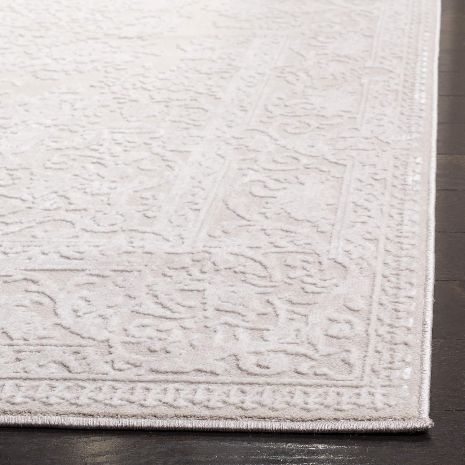 Vintage Distressed Area Rug 5’1″ x 7’6″ – Creme & Ivory, Non-Shedding