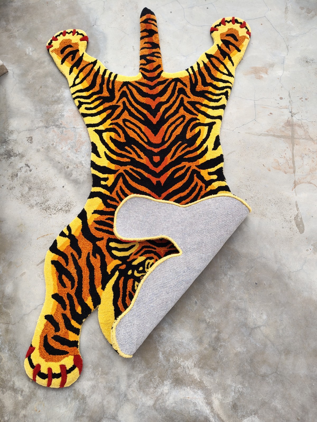 Hand Tufted Tiger Rug Woolen Animal Shape Area Carpet