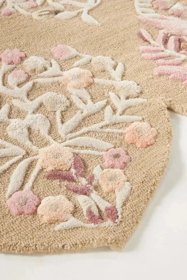 Hand-Tufted Wool & Silk Floral Rug Neutral Scalloped Edge Carpet – Rayna Design