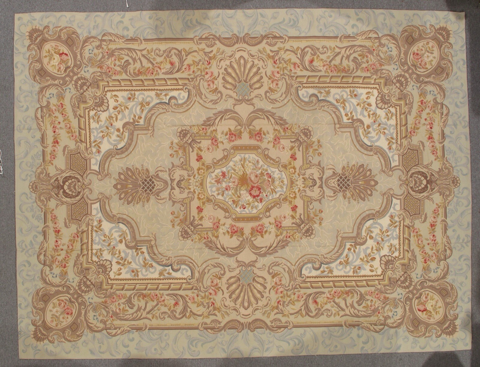 aubusson rug 10×13 in good condition very beautiful