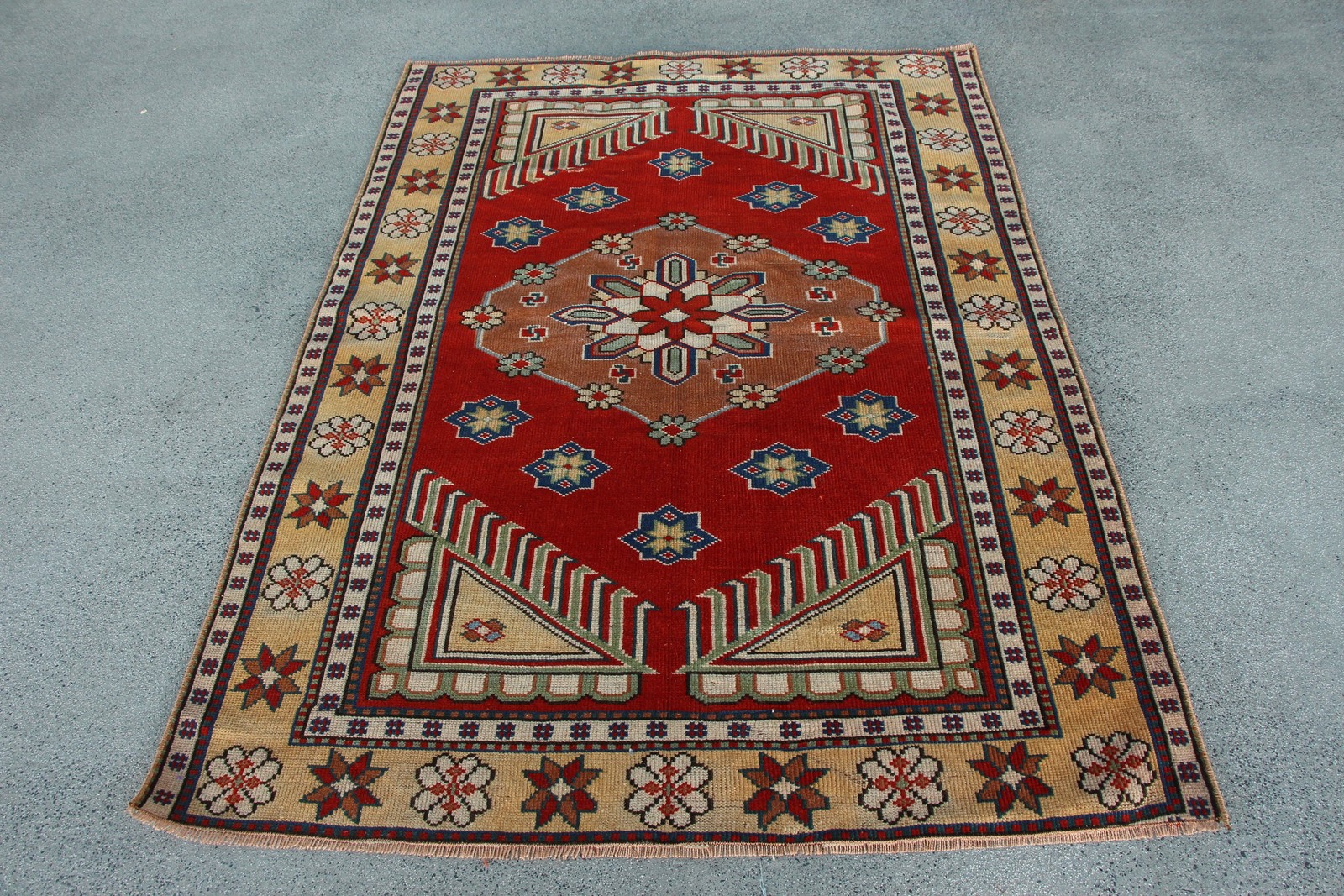 Vintage Rug 4,3×5,7 ft (130×173 cm), Red Check Turkish Rug