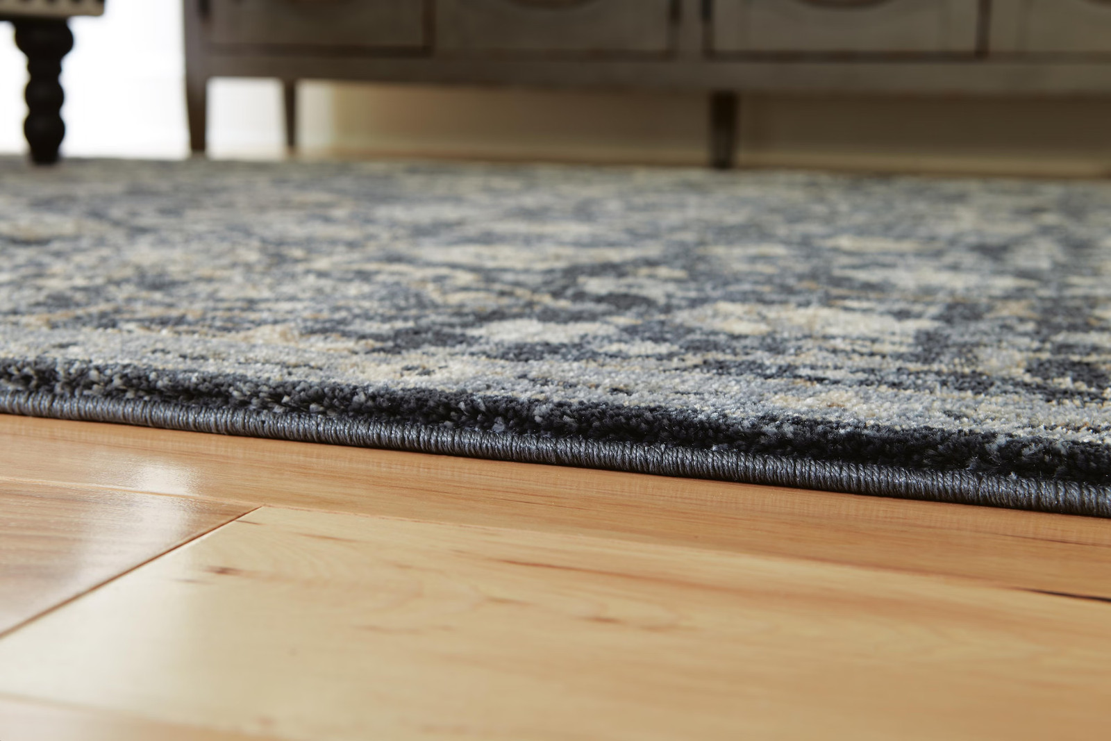 Signature Design by Ashley Traditional Hilcott 7’10” x 10’6″ Rug