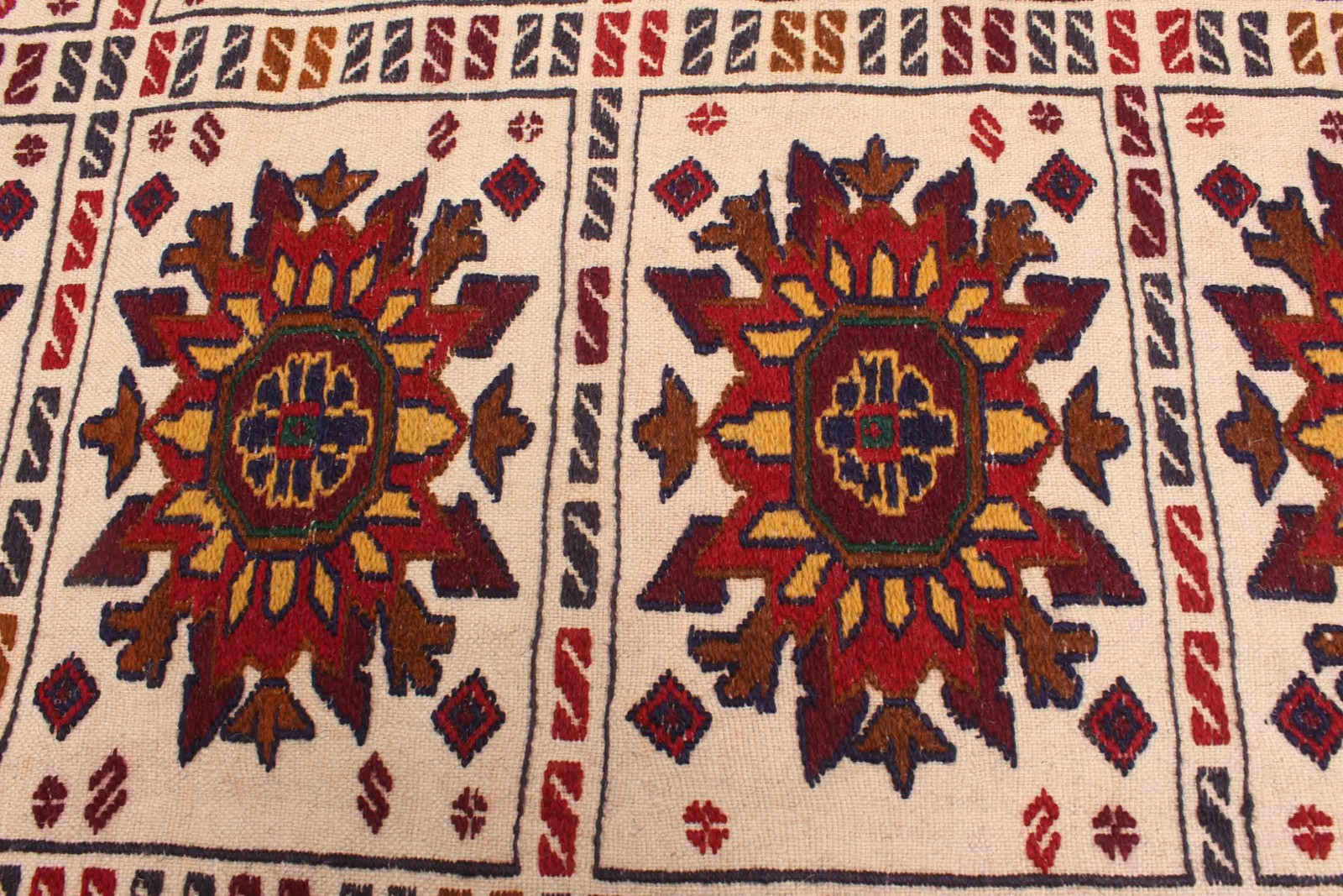 Vintage Hand Woven Area Rug 4’5″ x 6’9″ Traditional Wool Oriental Carpet