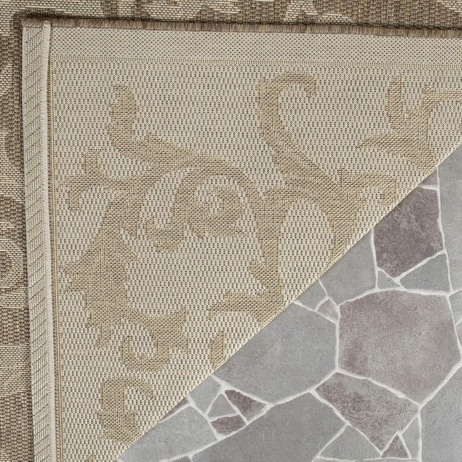 Non-Shedding Indoor/Outdoor Rug – 2′ x 3’7
