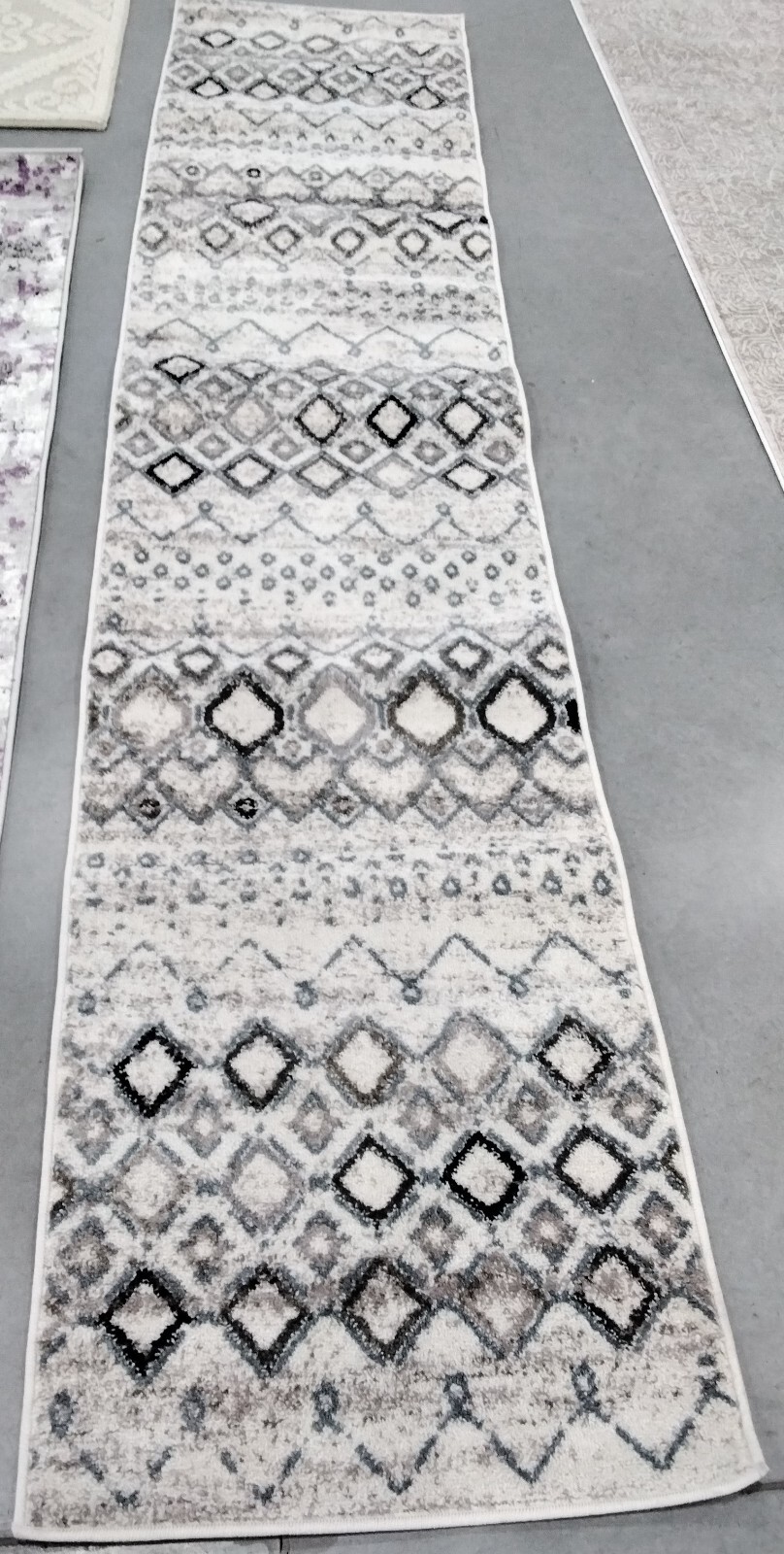 IVORY / GREY 2′-3″ x 10′-0″ Back Stain Rug, Reduced Price 1172765093 AMS108A-210