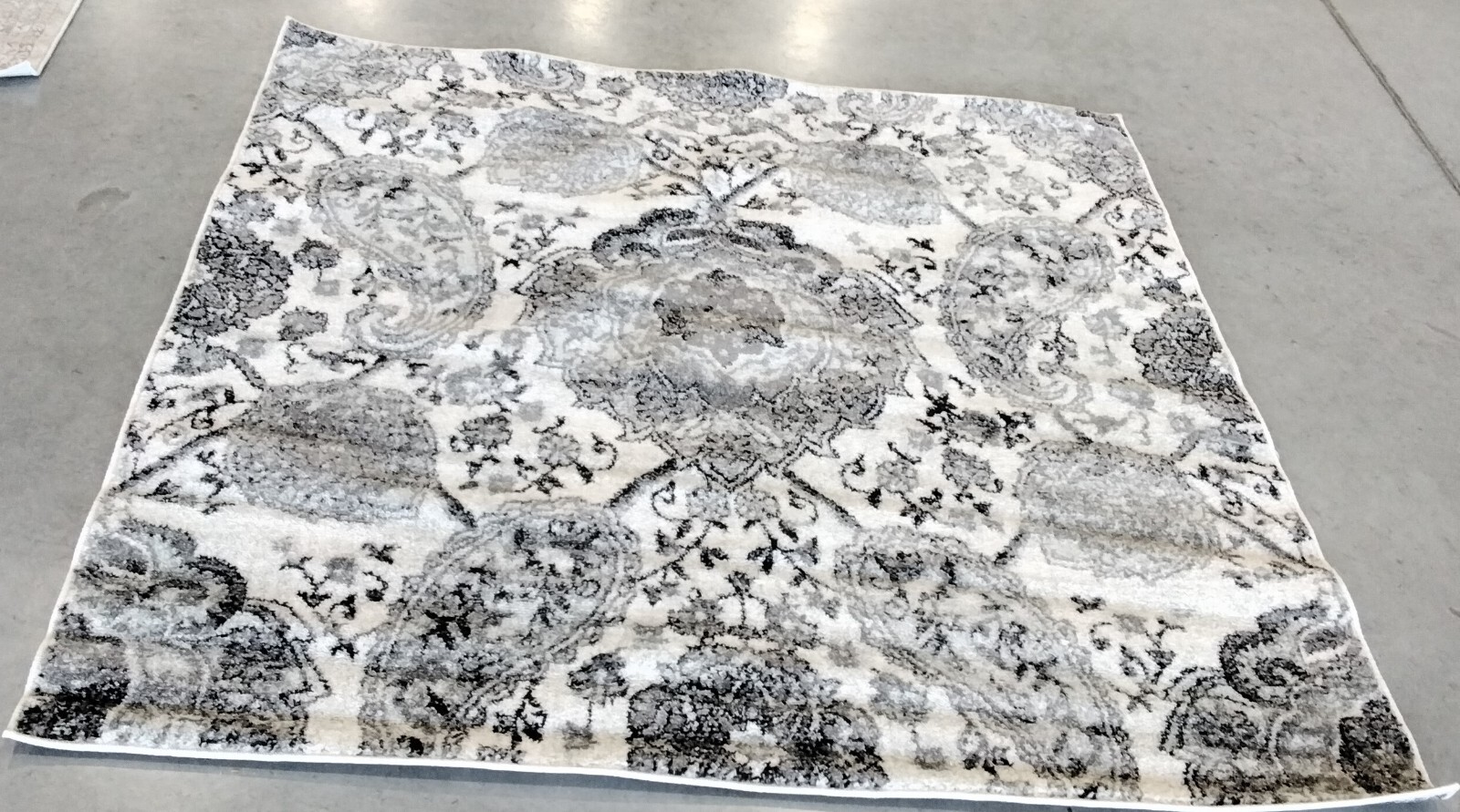 CREAM / SILVER 5′-3″ X 5′-3″ Back Stain Rug Reduced Price 1172743730 MAD600D-5SQ
