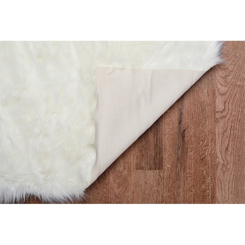 Linon Shep Faux Fur Tufted Acrylic 3’x5′ Rug in White
