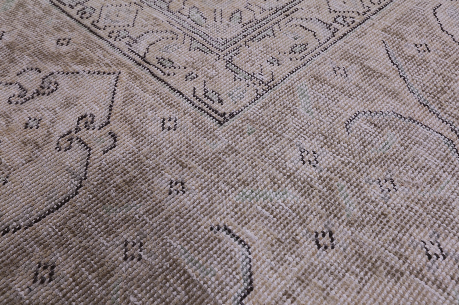 Handmade Vintage White Wash Rug 9′ 8″ X 12′ 3″ – Q18500