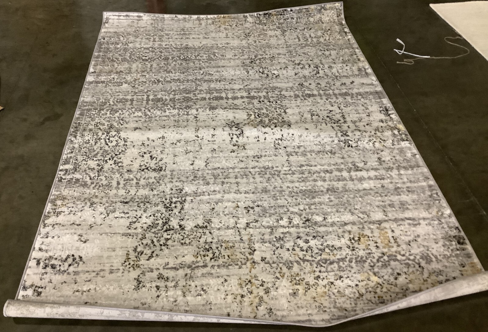 GREY / IVORY 5′-5″ x 7′-7″ Back Stain Rug, Reduced Price 1172670654 ALA239F-5