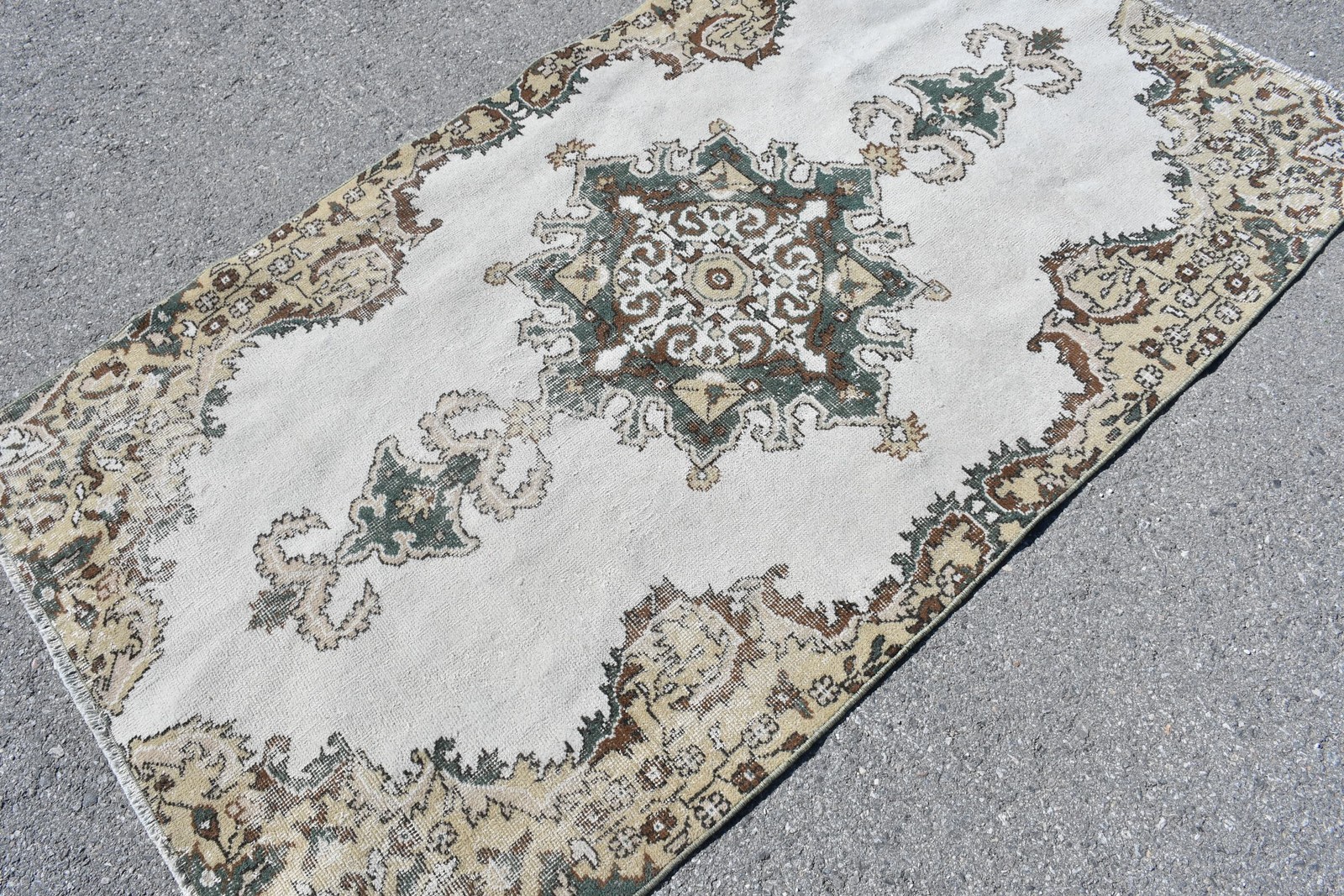 Vintage Area Rug 3,9×6,7 ft (119×205 cm), Turkish White Oriental Rug