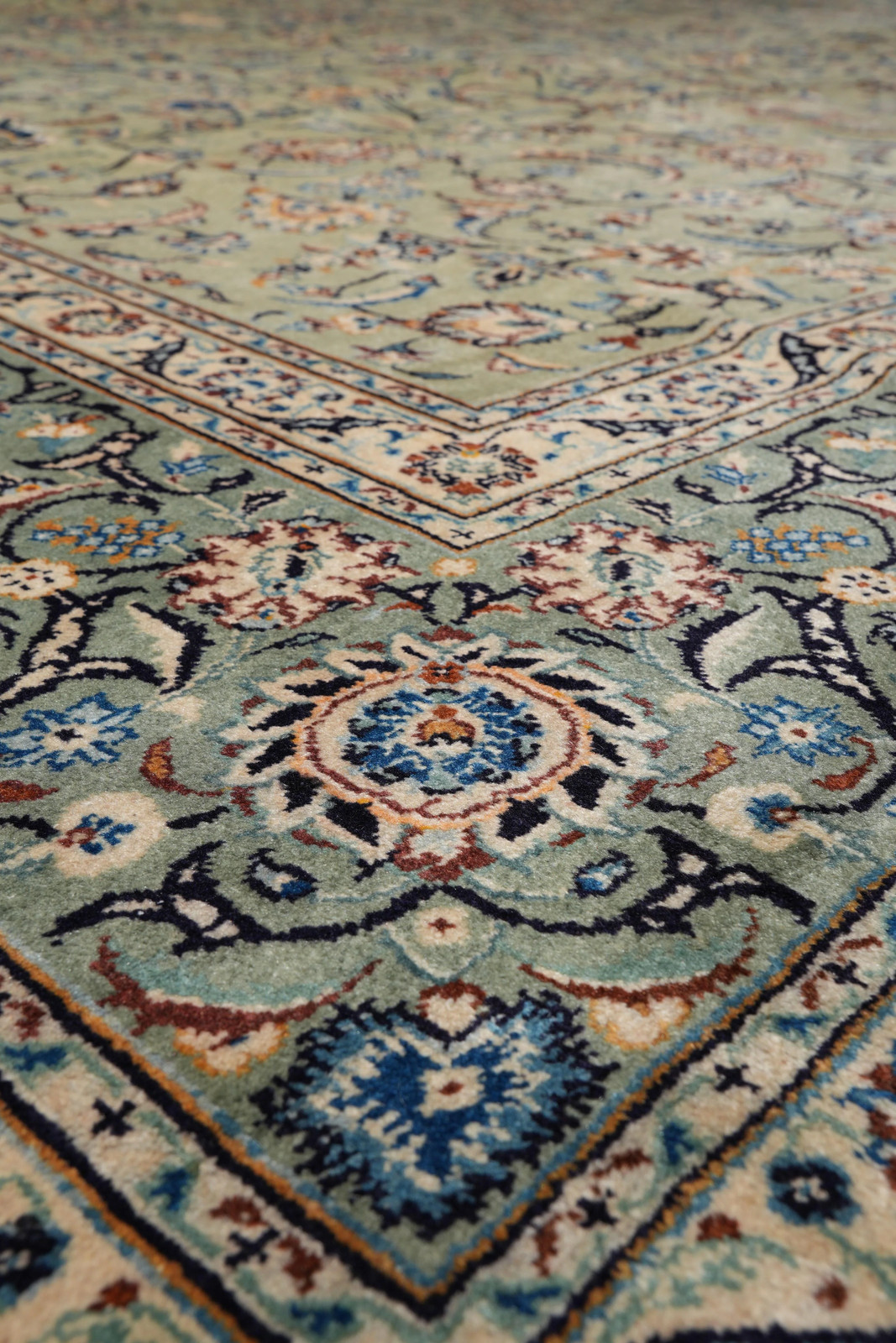 11 x 15 Light Green Authentic Perrsian Kashaan rug #F-4123