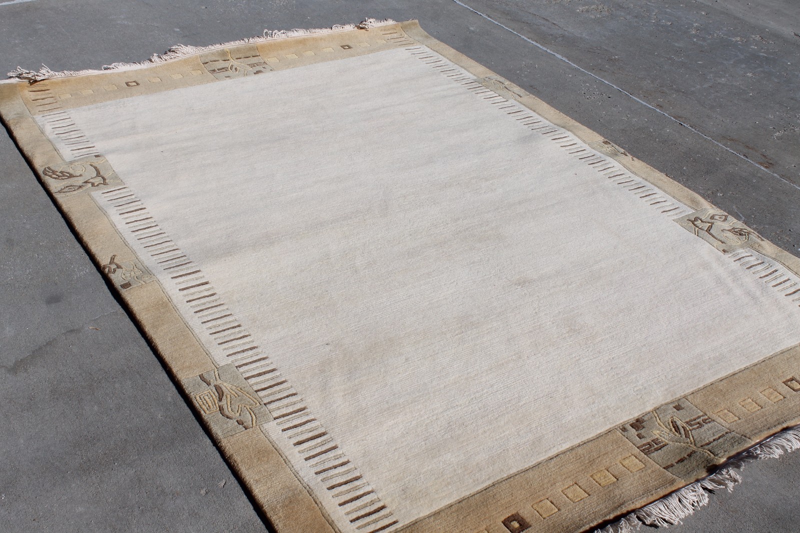 R8363 Gorgeous Neutral Color Tibetan Woolen Rug 5.8′ X 7.11′ Handmade In Nepal