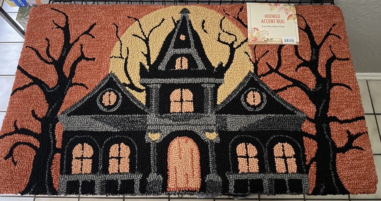 HOOKED ACCENT RUG 22 in x 38 in With Foam Underfoot Halloween New