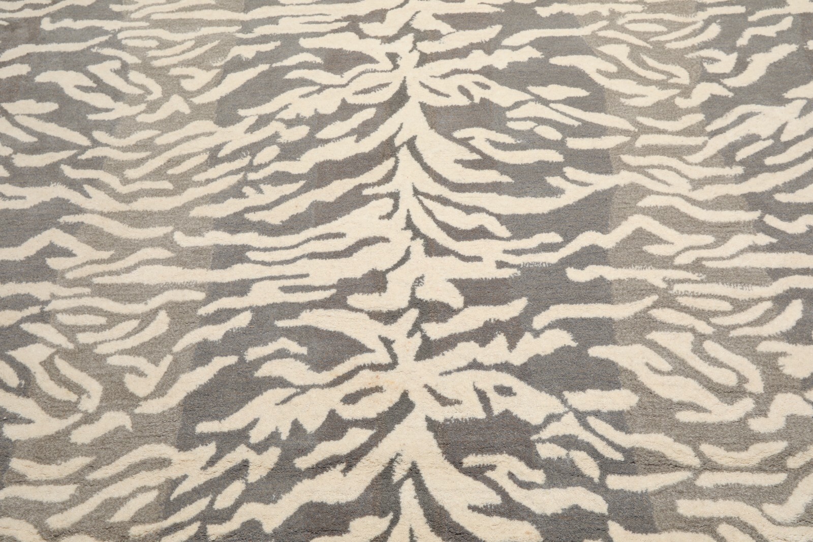Handmade 100% Wool Animal Print Tiger Modern Area Rug Ivory Gray 7’9” x 9’9”